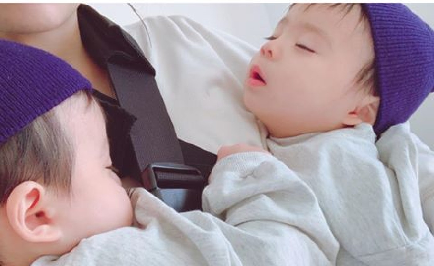 双子用抱っこ紐でぐっすり眠る双子