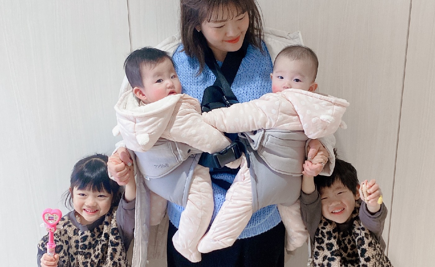 ダブル双子ママの双子用抱っこ紐使用写真