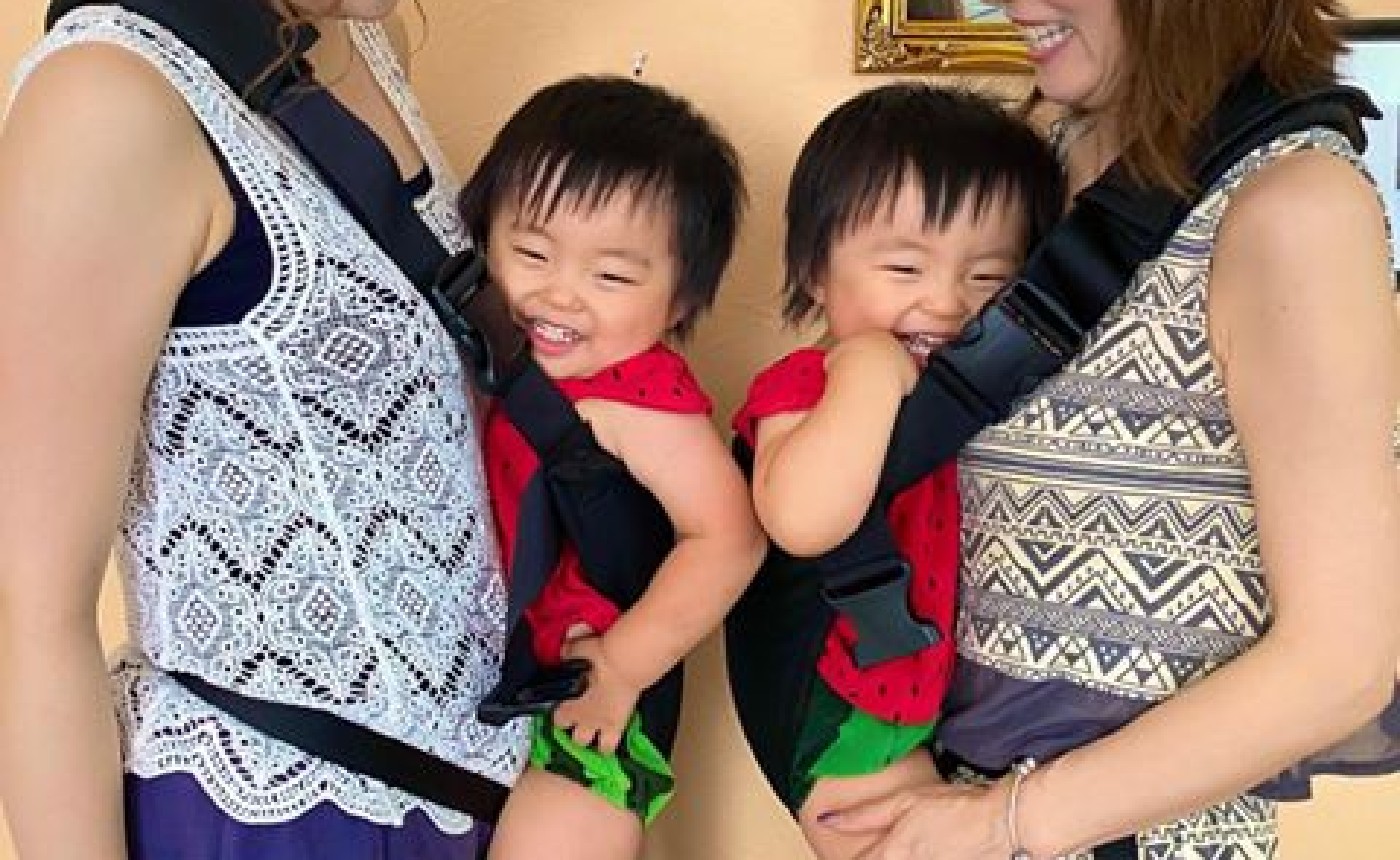 大人2人で1人ずつ抱っこ可能です